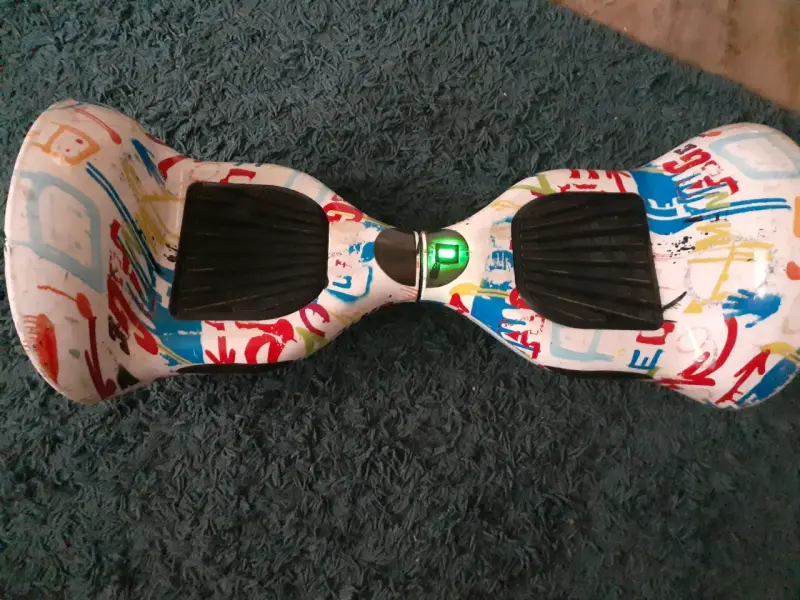 Hoverboard eléctrico con diseño colorido - 1