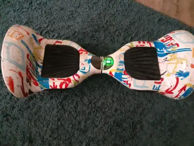 Hoverboard eléctrico con diseño colorido - miniatura 1