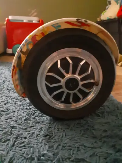 Hoverboard eléctrico con diseño colorido - miniatura 2