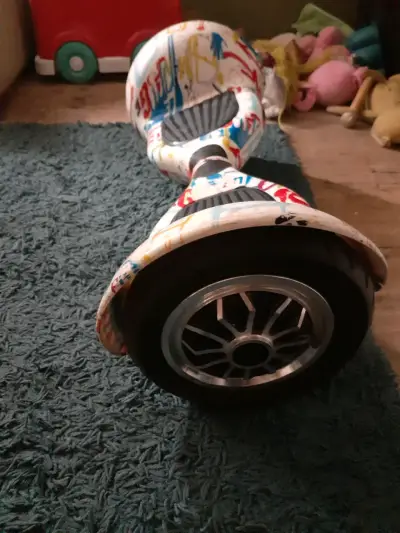 Hoverboard eléctrico con diseño colorido - miniatura 3