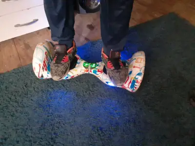 Hoverboard eléctrico con diseño colorido - miniatura 5