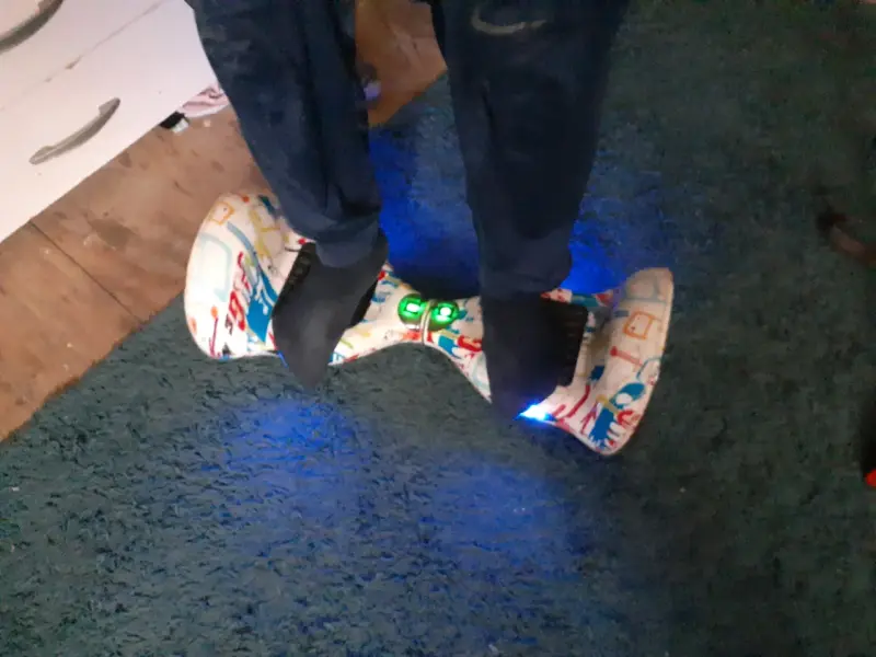 Hoverboard eléctrico con diseño colorido - 6