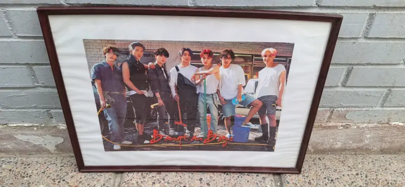 Cuadro con póster de BTS enmarcado