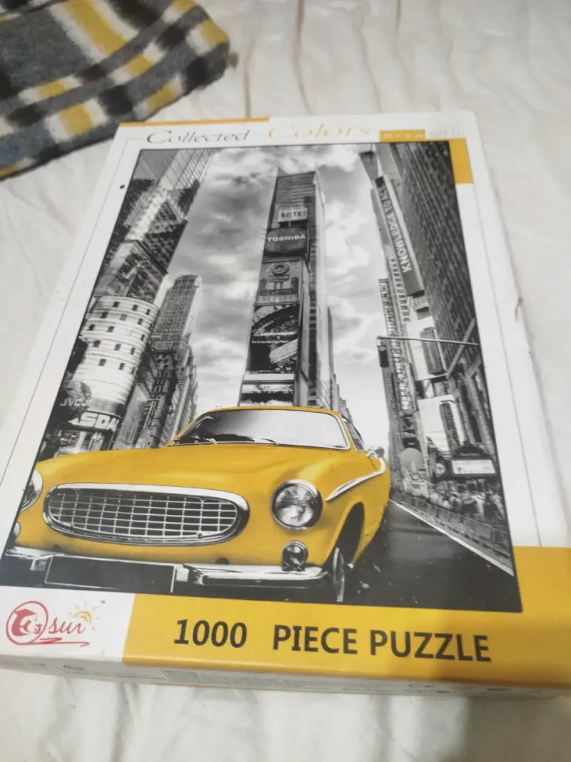 Rompecabezas de 1000 piezas con auto amarillo - 1