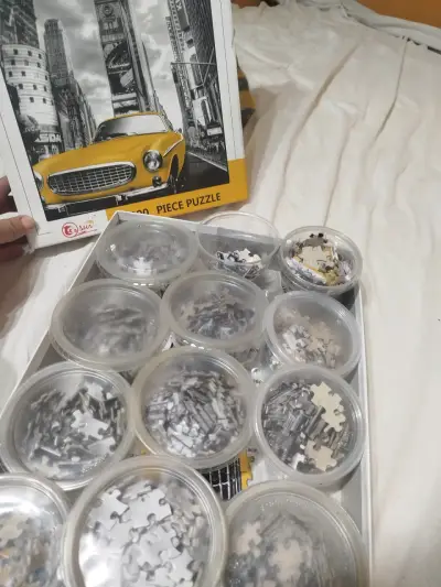 Rompecabezas de 1000 piezas con auto amarillo - miniatura 3