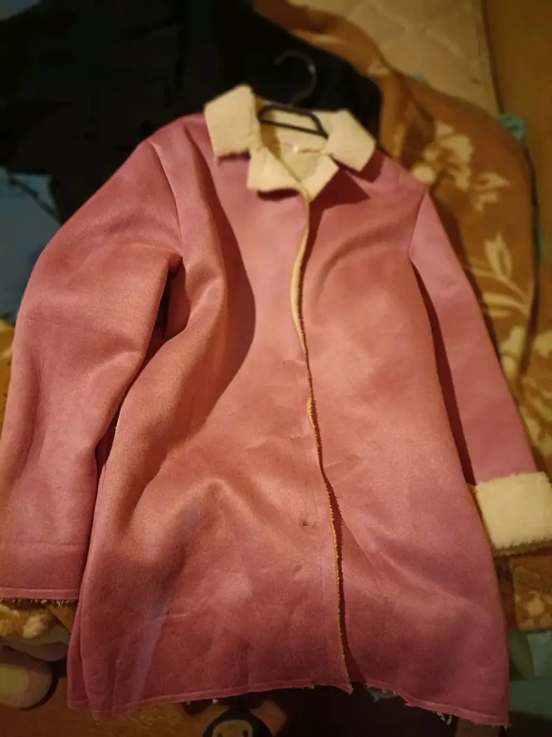Abrigo rosado con cuello de lana