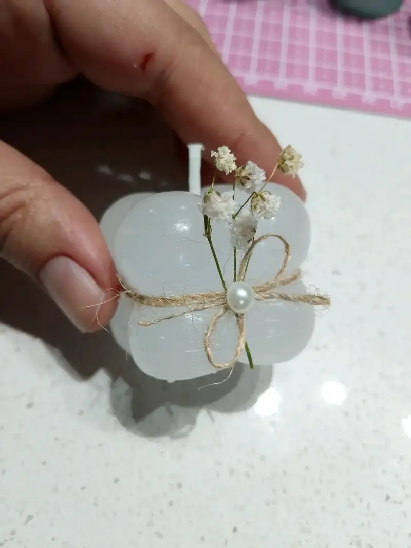 Vela artesanal con flor y lazo - 1