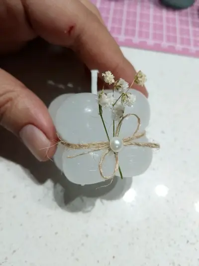 Vela artesanal con flor y lazo - miniatura 1