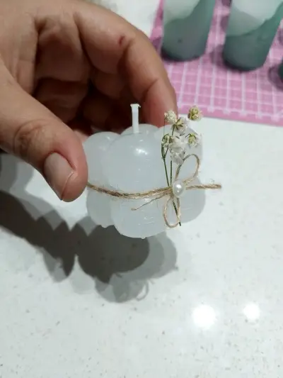Vela artesanal con flor y lazo - miniatura 2
