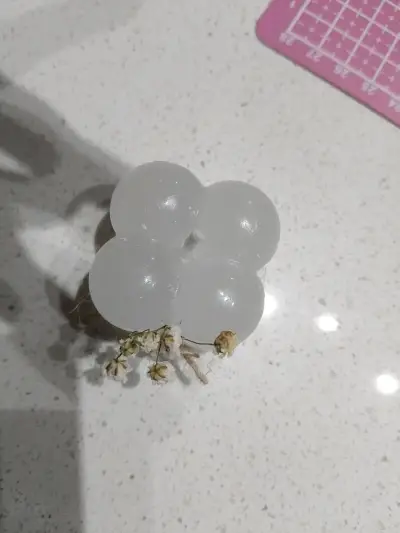 Vela artesanal con flor y lazo - miniatura 3