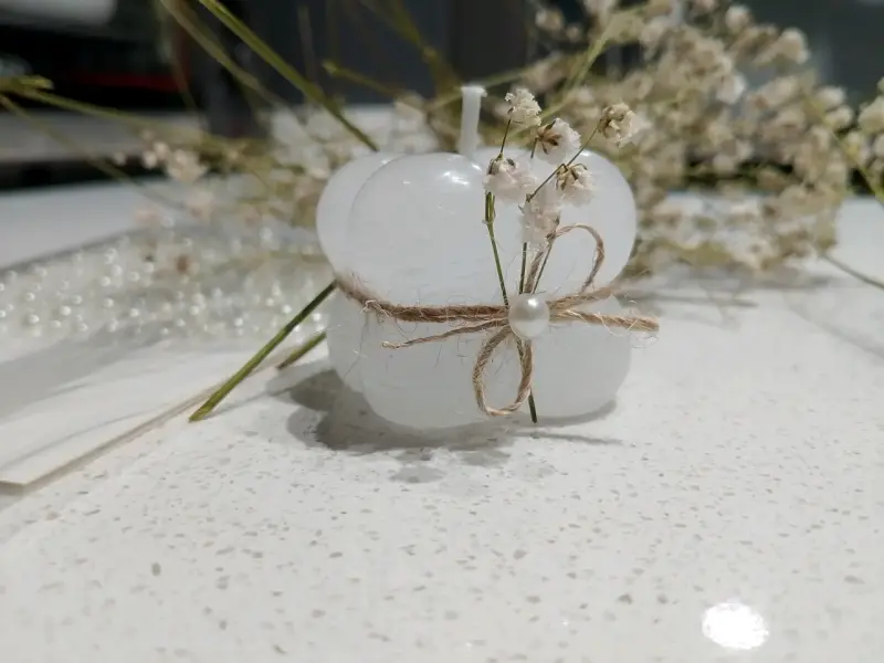 Vela artesanal con flor y lazo - 4