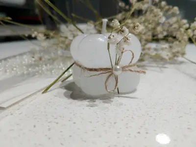 Vela artesanal con flor y lazo - miniatura 4