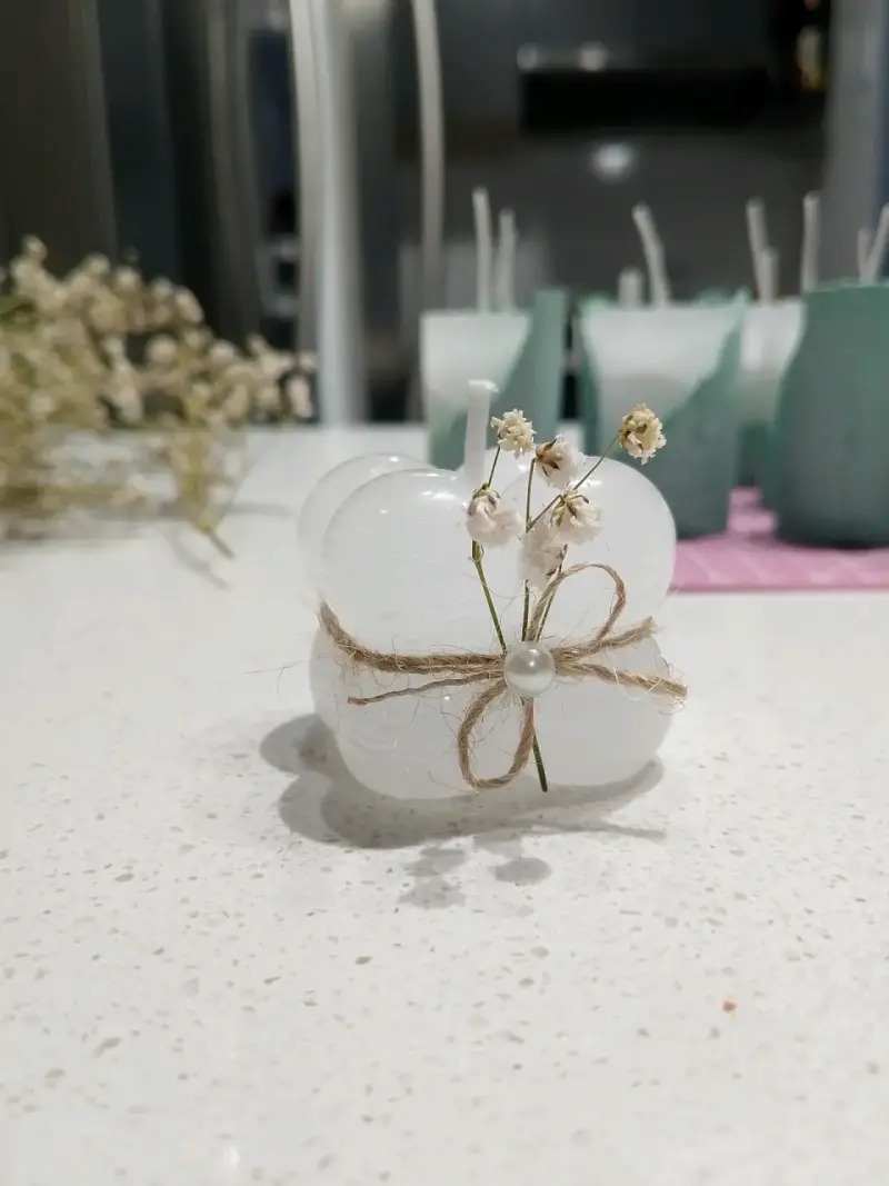 Vela artesanal con flor y lazo - 5