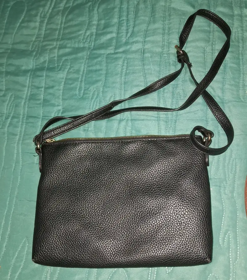 Cartera de cuero negra con correa ajustable - 2