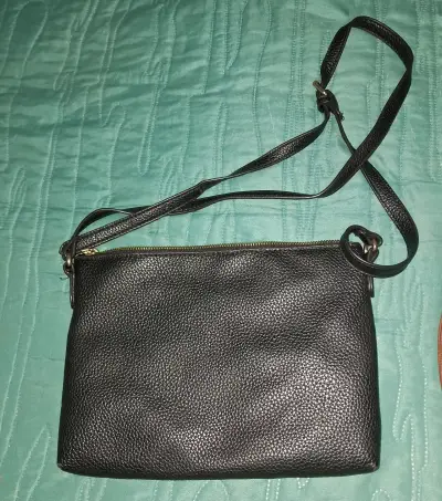 Cartera de cuero negra con correa ajustable - miniatura 2