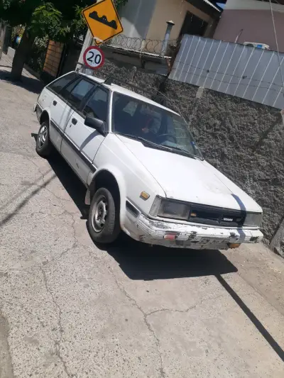 Auto Nissan antiguo en buen estado - miniatura 1