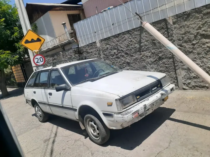 Auto Nissan antiguo en buen estado - 2