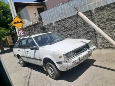 Auto Nissan antiguo en buen estado - miniatura 2