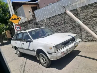 Auto Nissan antiguo en buen estado - miniatura 3