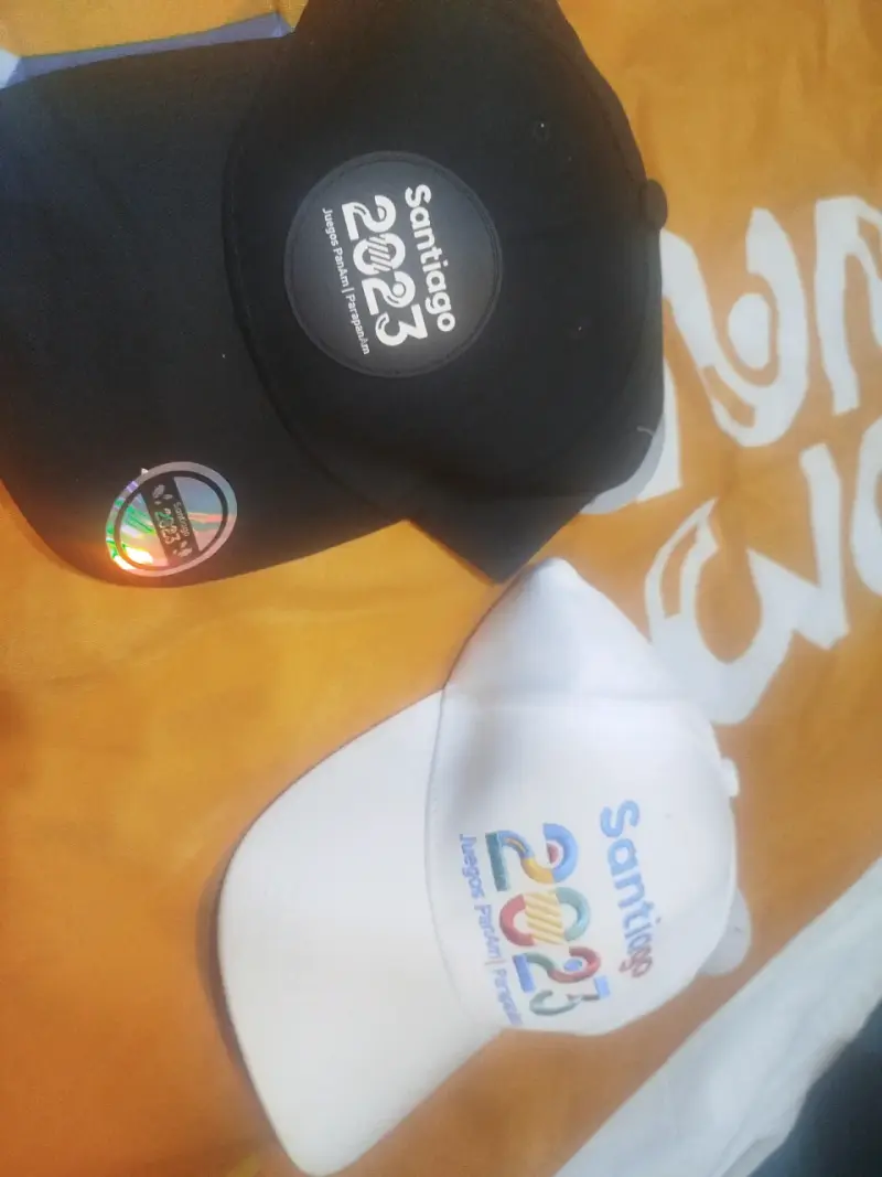 Gorras Santiago 2023 negras y blancas jockey - 1