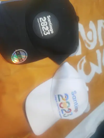 Gorras Santiago 2023 negras y blancas jockey - miniatura 2