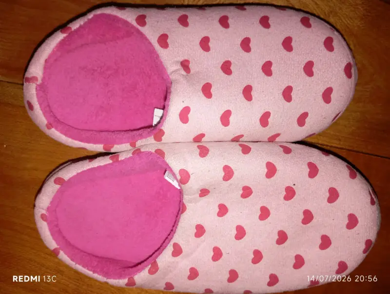 Pantuflas rosadas con corazones