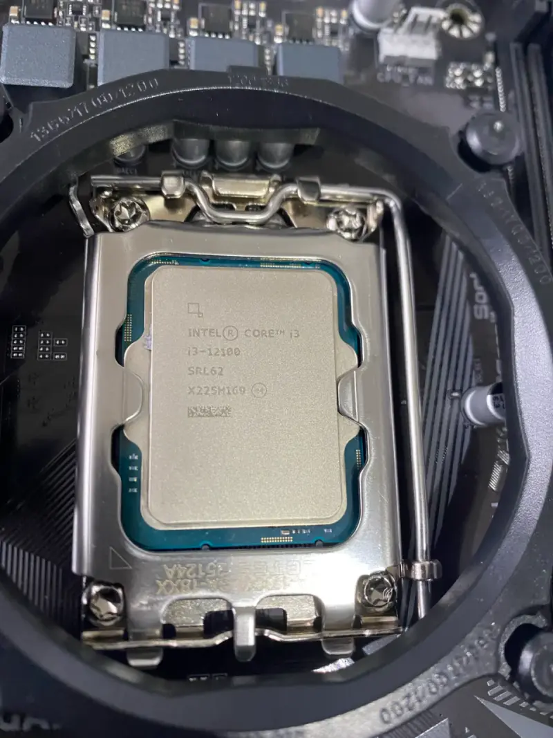 Procesador Intel Core i3-12100 de alto rendimiento