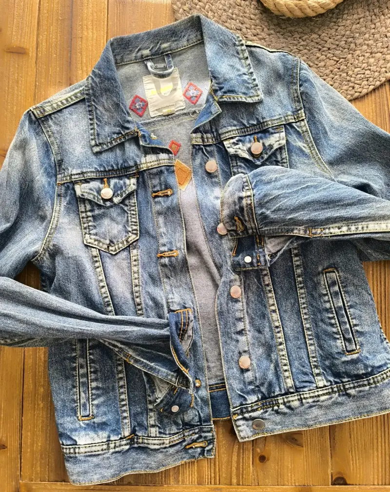 Chaqueta de mezclilla azul con botones - 1