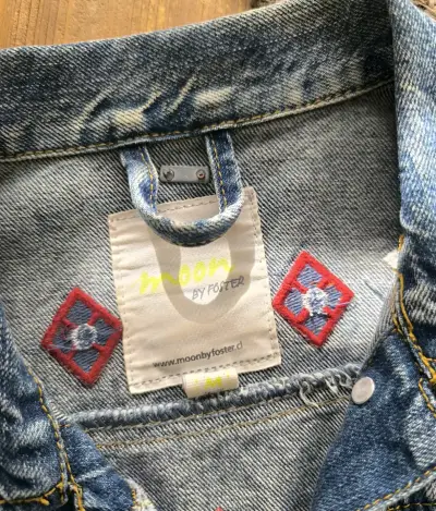 Chaqueta de mezclilla azul con botones - miniatura 2