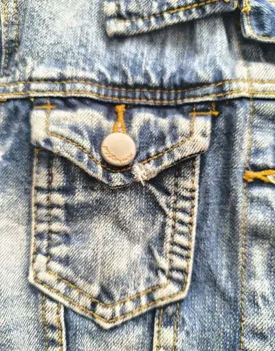 Chaqueta de mezclilla azul con botones - miniatura 3