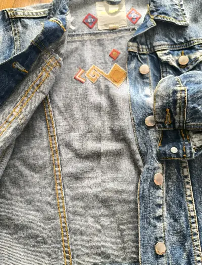 Chaqueta de mezclilla azul con botones - miniatura 4
