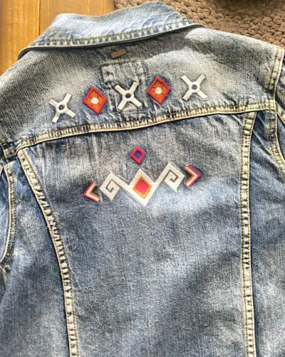 Chaqueta de mezclilla azul con botones - miniatura 5