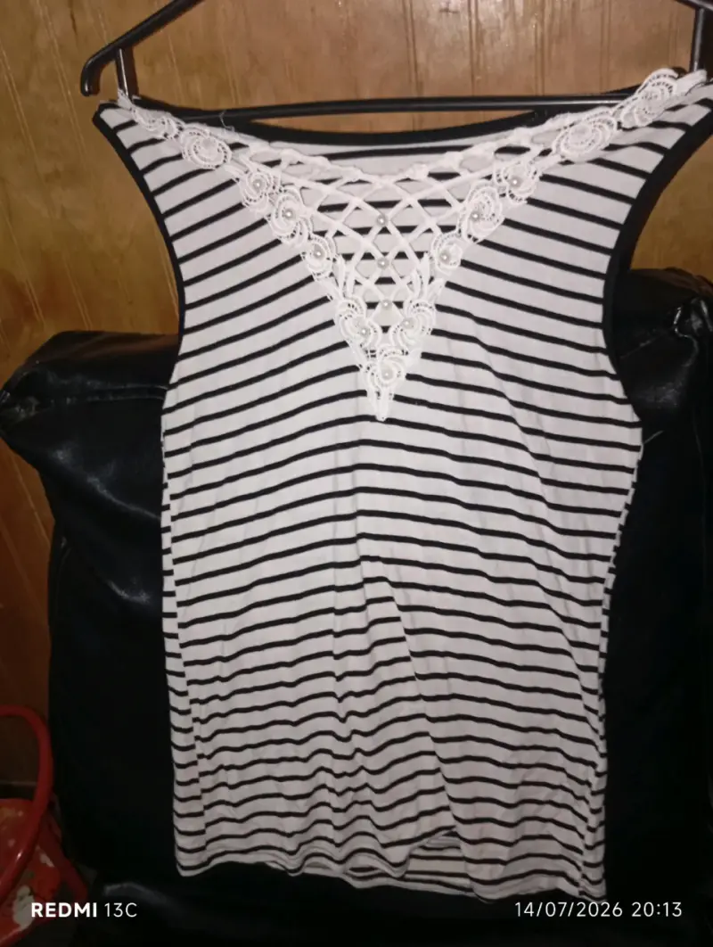 Blusa rayada con encaje en cuello - 1
