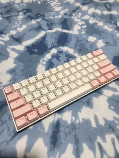 Teclado mecánico compacto blanco y rosado - miniatura 1