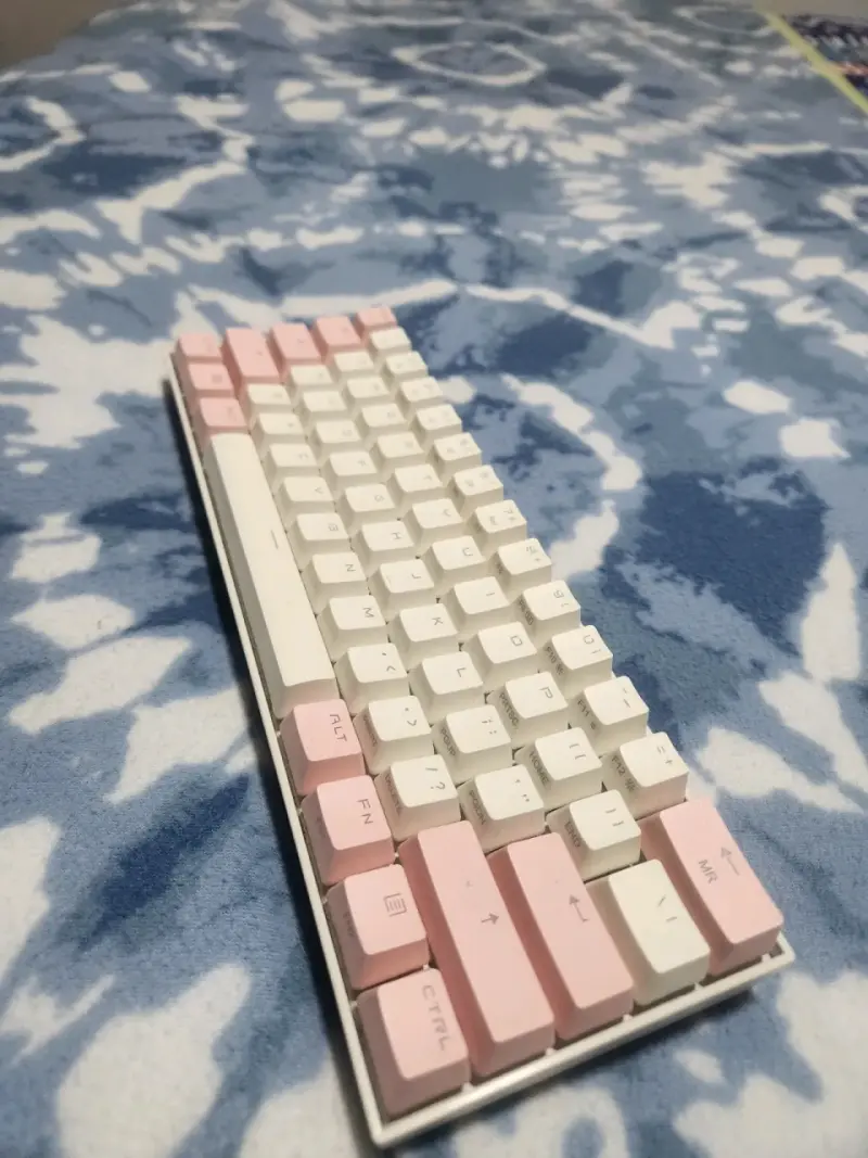 Teclado mecánico compacto blanco y rosado - 2