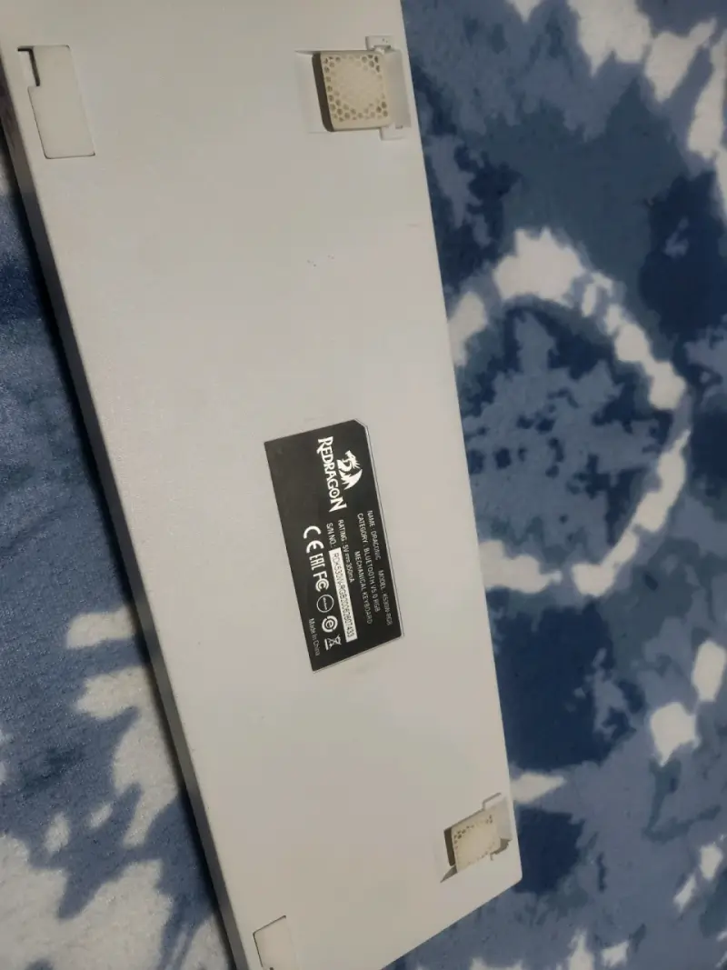 Teclado mecánico compacto blanco y rosado - 3