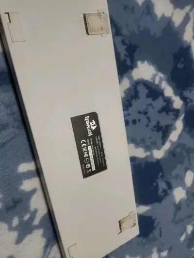 Teclado mecánico compacto blanco y rosado - miniatura 3