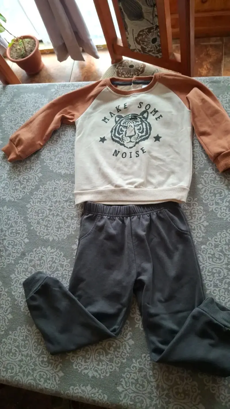 Conjunto infantil con polera y pantalón
