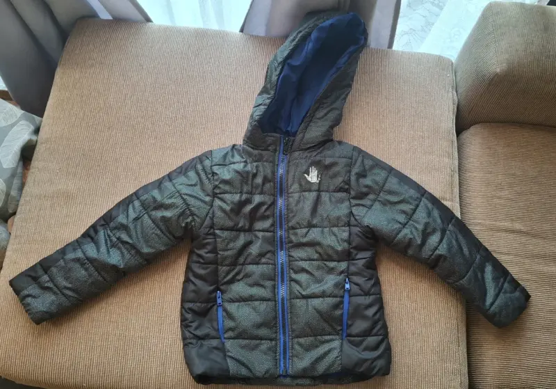 Chaqueta acolchada infantil con capucha