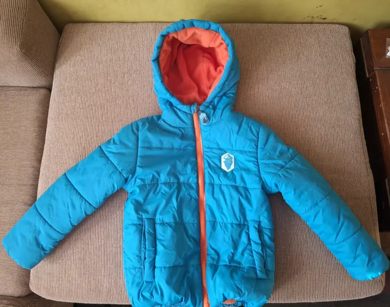 Chaqueta infantil azul con capucha