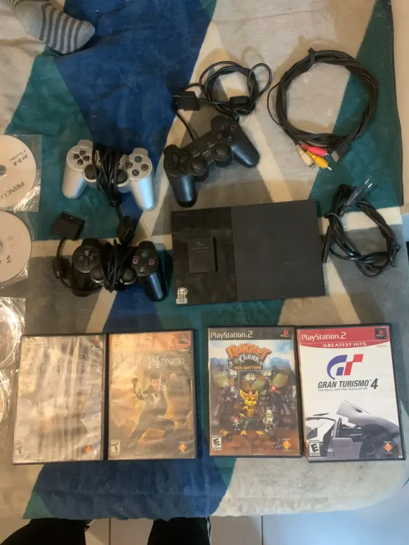 Consola PlayStation 2 con juegos y accesorios - 1