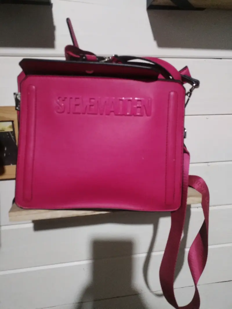 Cartera fucsia Steve Madden elegante