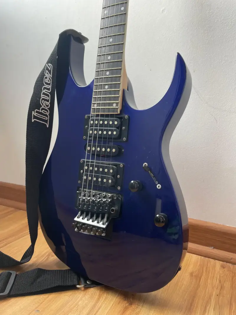 Guitarra eléctrica Ibanez azul con correa - 1
