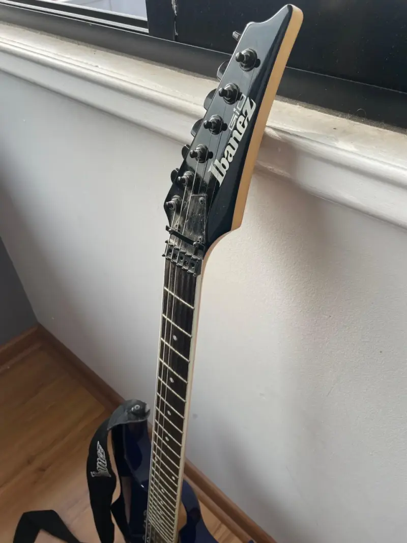 Guitarra eléctrica Ibanez azul con correa - 2
