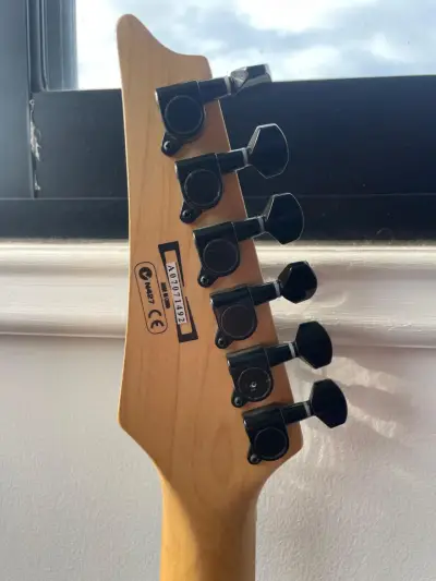 Guitarra eléctrica Ibanez azul con correa - miniatura 3