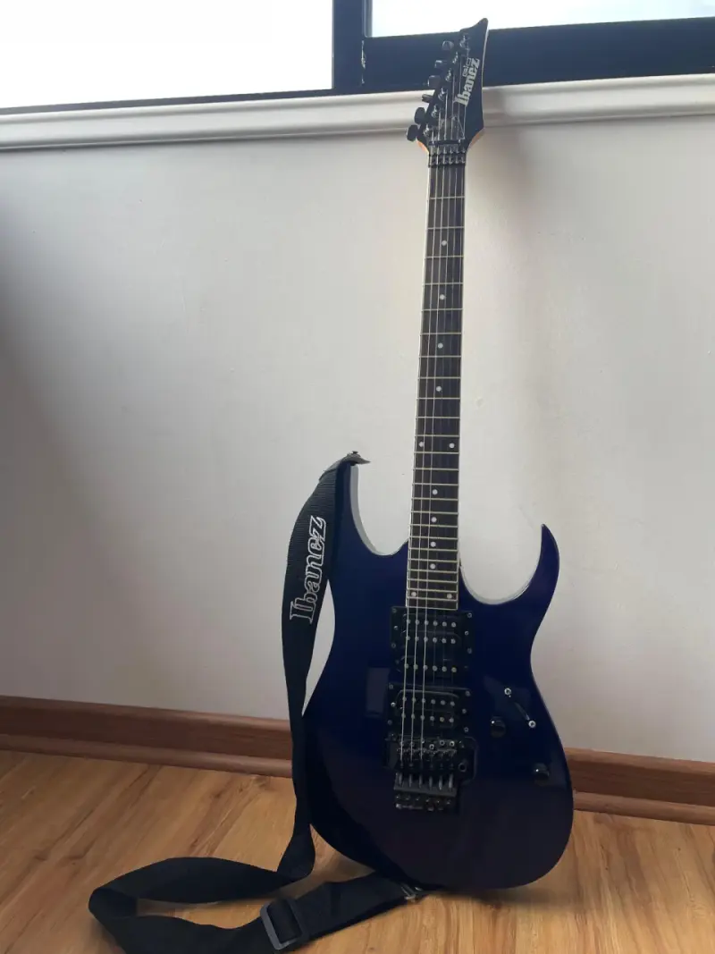 Guitarra eléctrica Ibanez azul con correa - 5