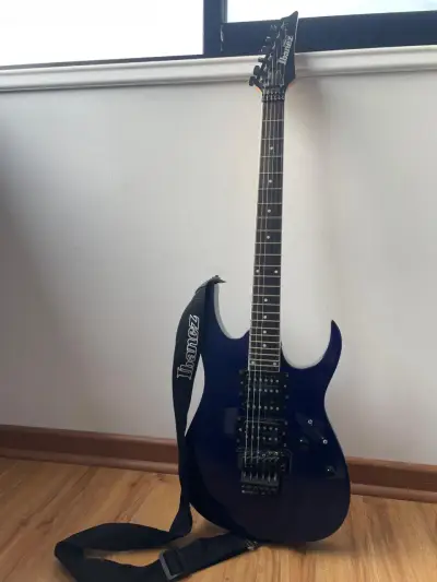 Guitarra eléctrica Ibanez azul con correa - miniatura 5