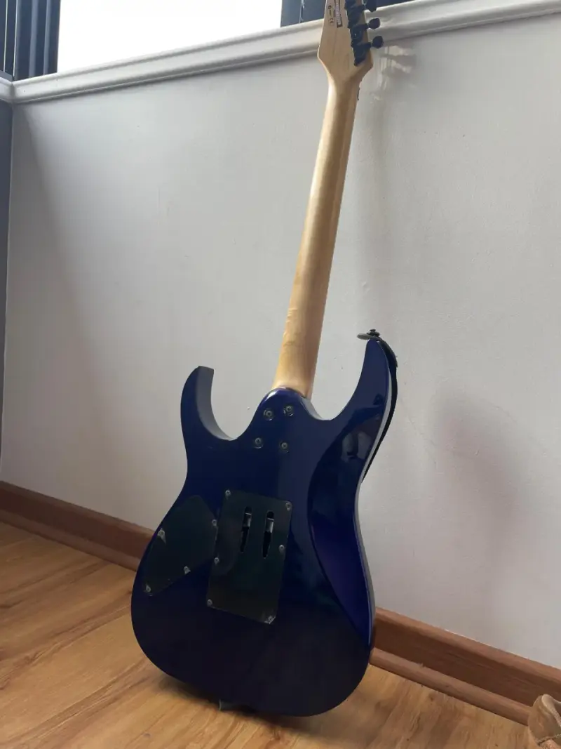 Guitarra eléctrica Ibanez azul con correa - 6