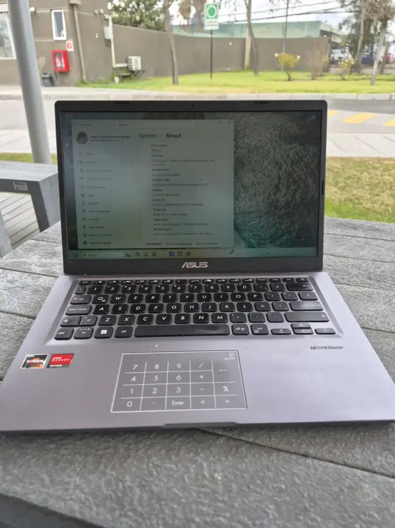 Laptop ASUS con procesador AMD Ryzen - 1