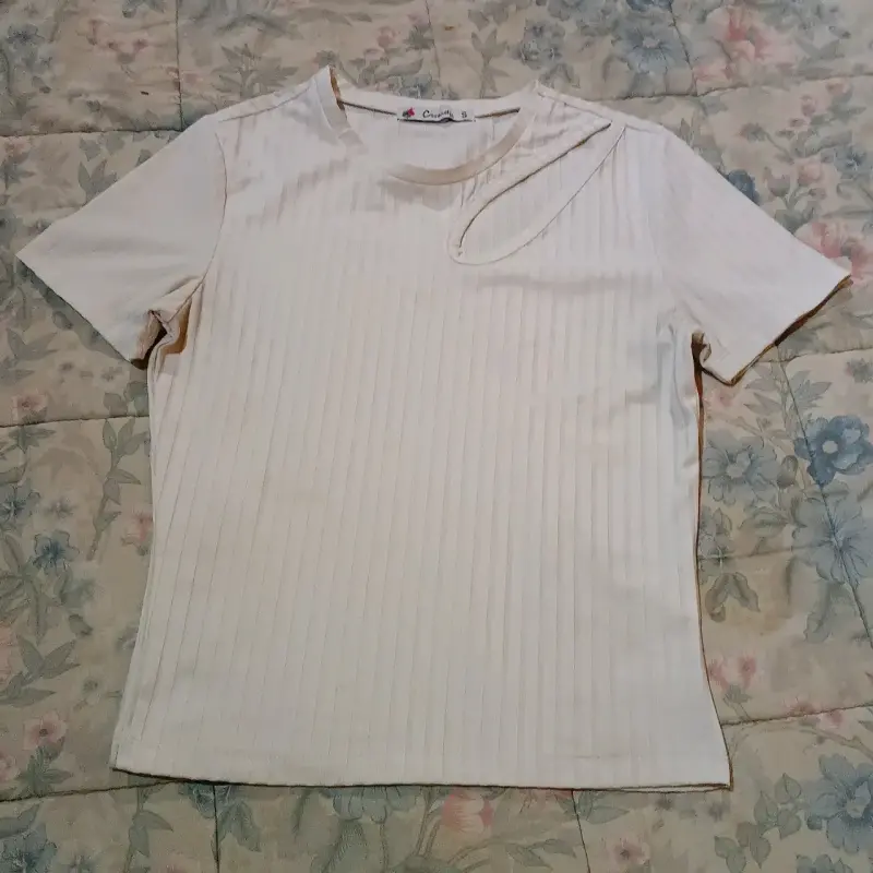 Polera blanca con diseño asimétrico